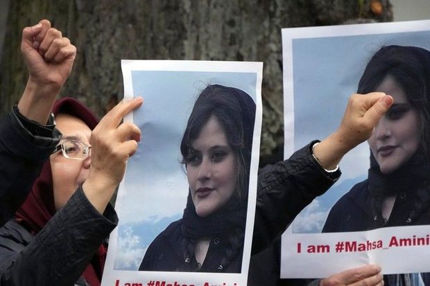 Gənc qadının hicaba görə öldürülməsi: İranda etirazlar güclənir