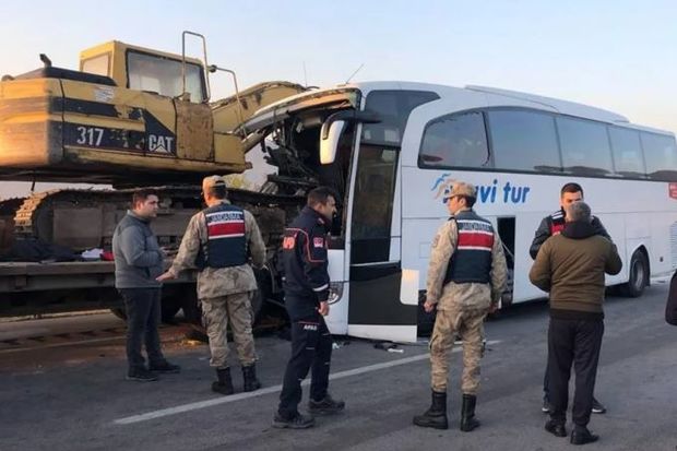Türkiyədə sərnişin avtobusu yük maşını ilə toqquşdu: Ölən və yaralananlar var