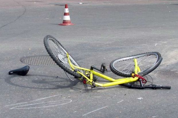 Bakıda velosiped sürən kişi və qızını avtomobil vurdu: Ölən var